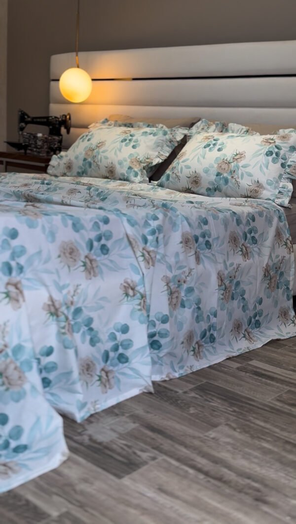 IMG_7753 Parure De Lit Taies à Volant – Fleurs Bleu Poudré & Beige