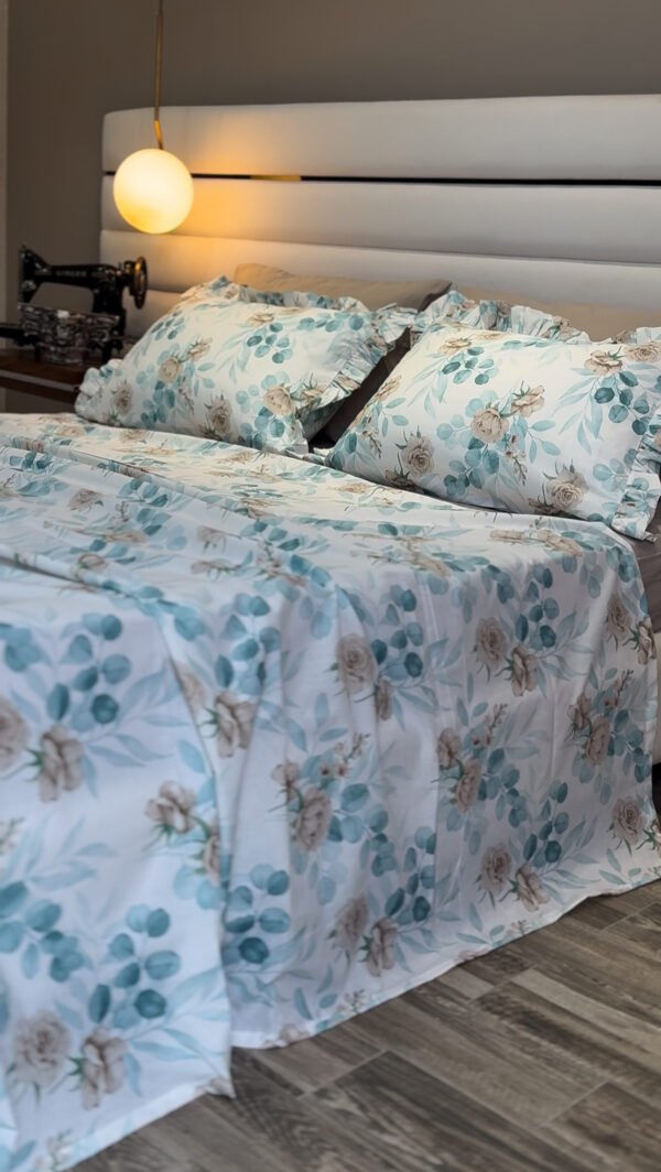 IMG_7754 Parure De Lit Taies à Volant – Fleurs Bleu Poudré & Beige