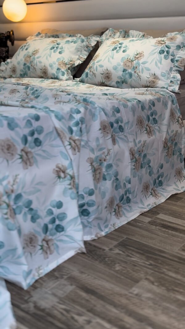 IMG_7757 Parure De Lit Taies à Volant – Fleurs Bleu Poudré & Beige