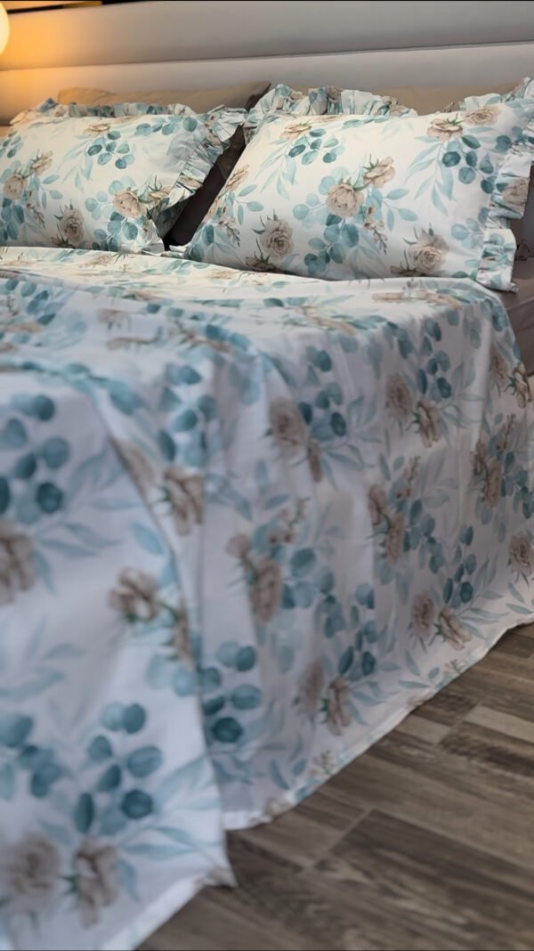 IMG_7758 Parure De Lit Taies à Volant – Fleurs Bleu Poudré & Beige