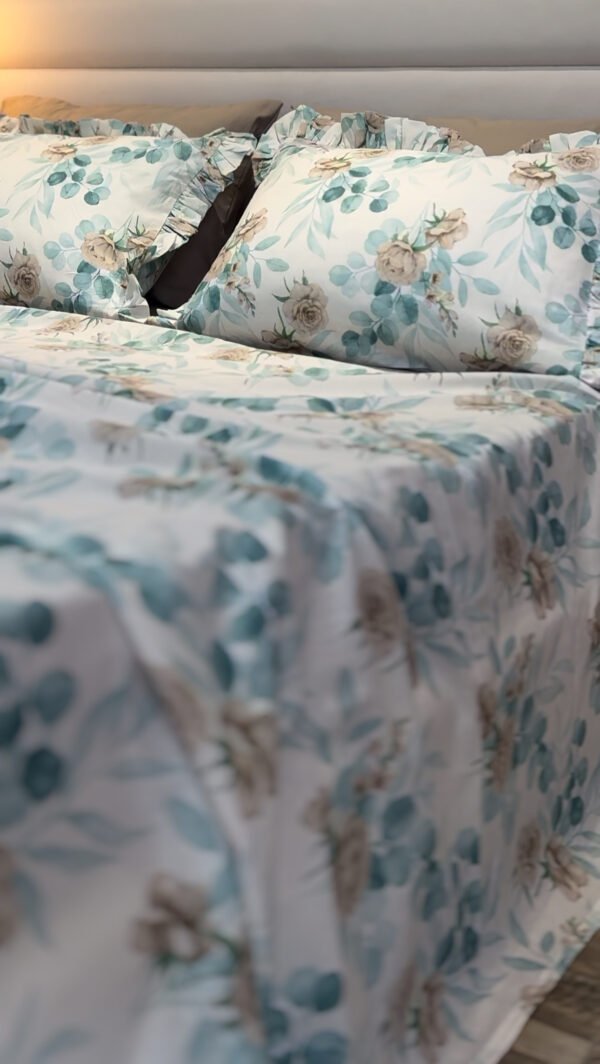 IMG_7759 Parure De Lit Taies à Volant – Fleurs Bleu Poudré & Beige