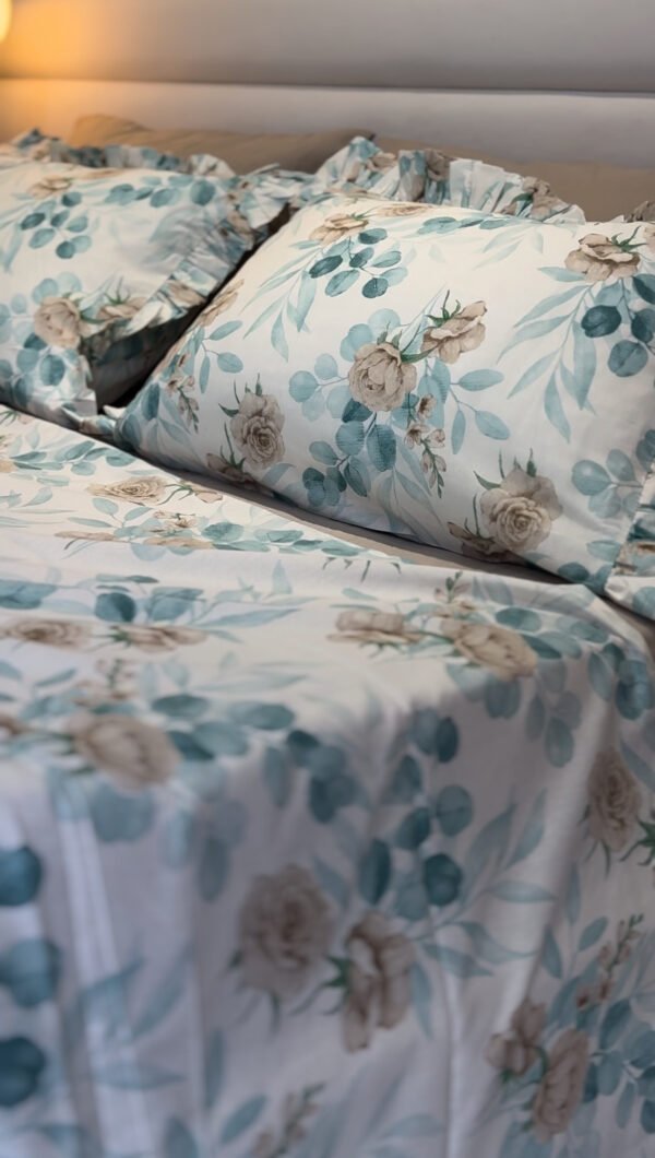 IMG_7760 Parure De Lit Taies à Volant – Fleurs Bleu Poudré & Beige