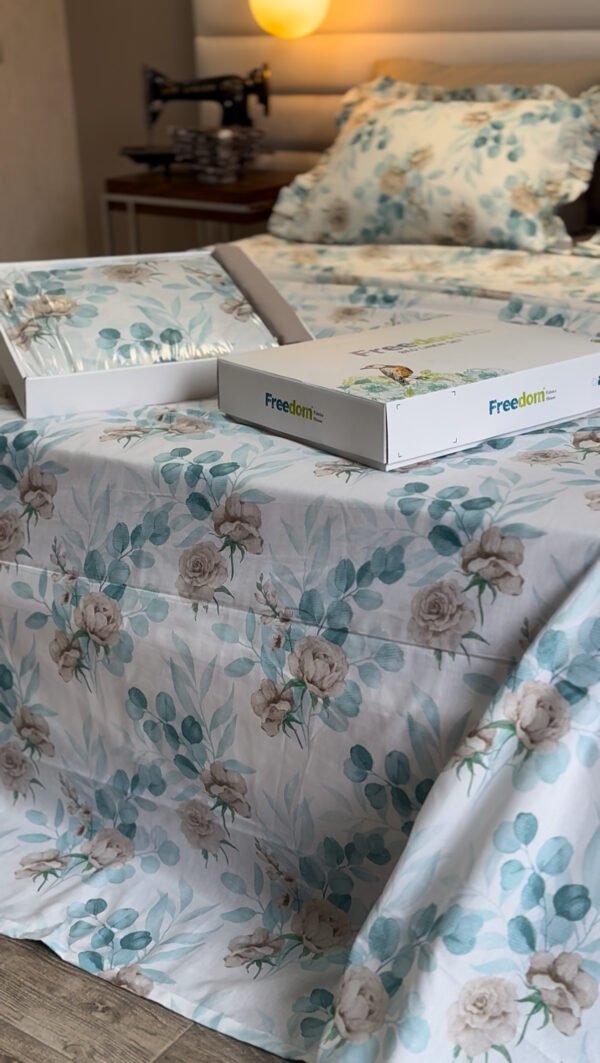 IMG_7761 Parure De Lit Taies à Volant – Fleurs Bleu Poudré & Beige