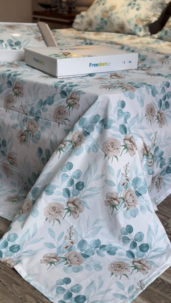 IMG_7762 Parure De Lit Taies à Volant – Fleurs Bleu Poudré & Beige