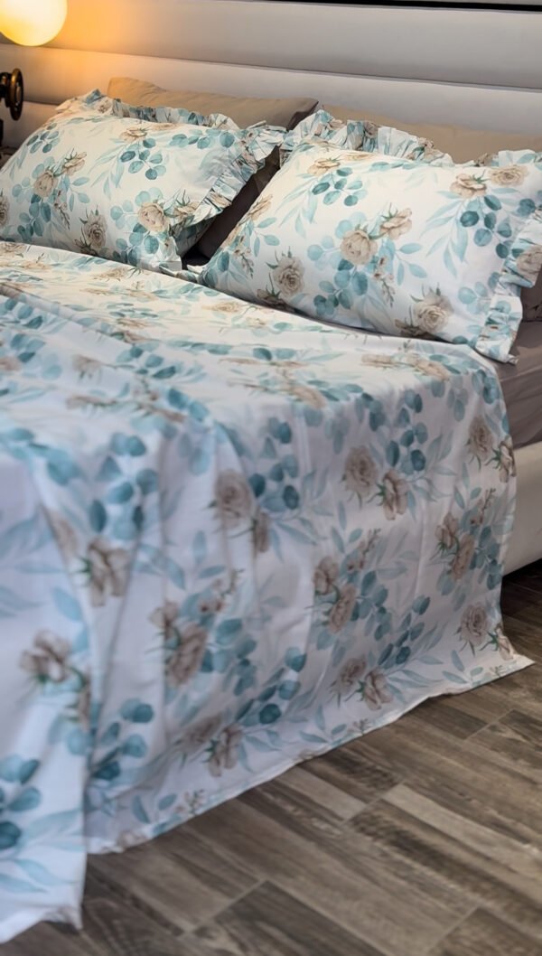 IMG_7763 Parure De Lit Taies à Volant – Fleurs Bleu Poudré & Beige