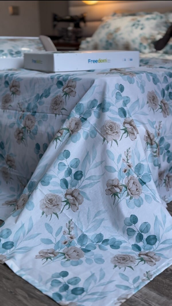 IMG_7765 Parure De Lit Taies à Volant – Fleurs Bleu Poudré & Beige