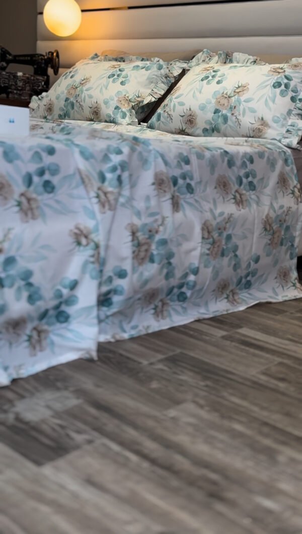 IMG_7766 Parure De Lit Taies à Volant – Fleurs Bleu Poudré & Beige