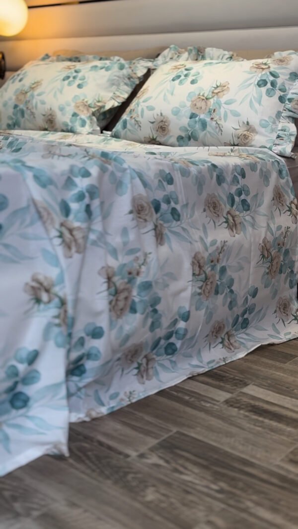 IMG_7767 Parure De Lit Taies à Volant – Fleurs Bleu Poudré & Beige