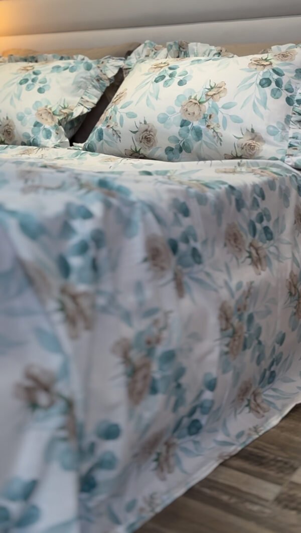 IMG_7768 Parure De Lit Taies à Volant – Fleurs Bleu Poudré & Beige