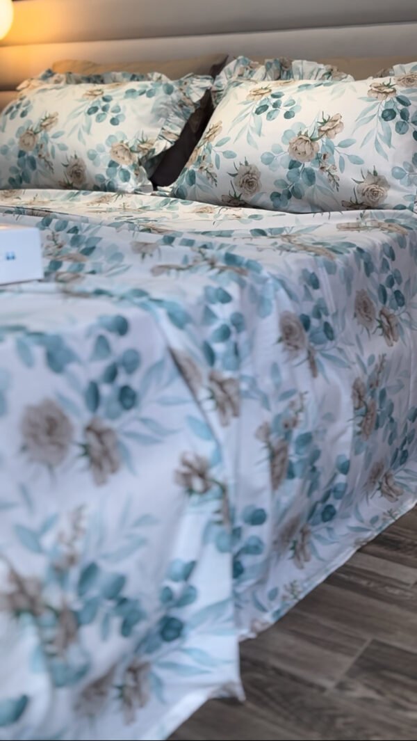 IMG_7770 Parure De Lit Taies à Volant – Fleurs Bleu Poudré & Beige