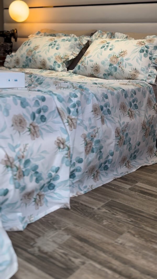 IMG_7771 Parure De Lit Taies à Volant – Fleurs Bleu Poudré & Beige