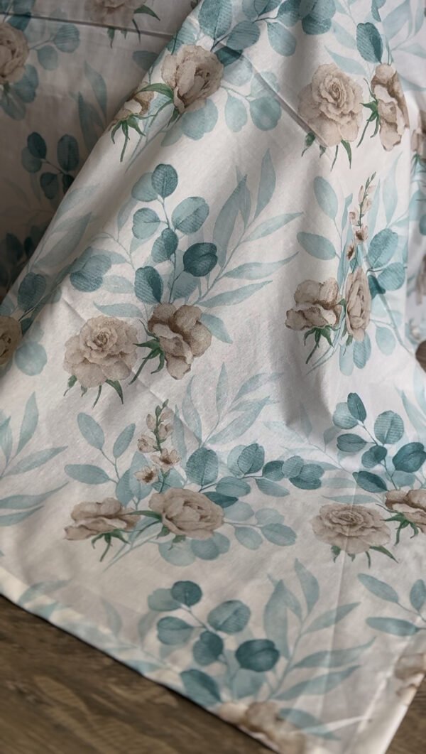 IMG_7772 Parure De Lit Taies à Volant – Fleurs Bleu Poudré & Beige