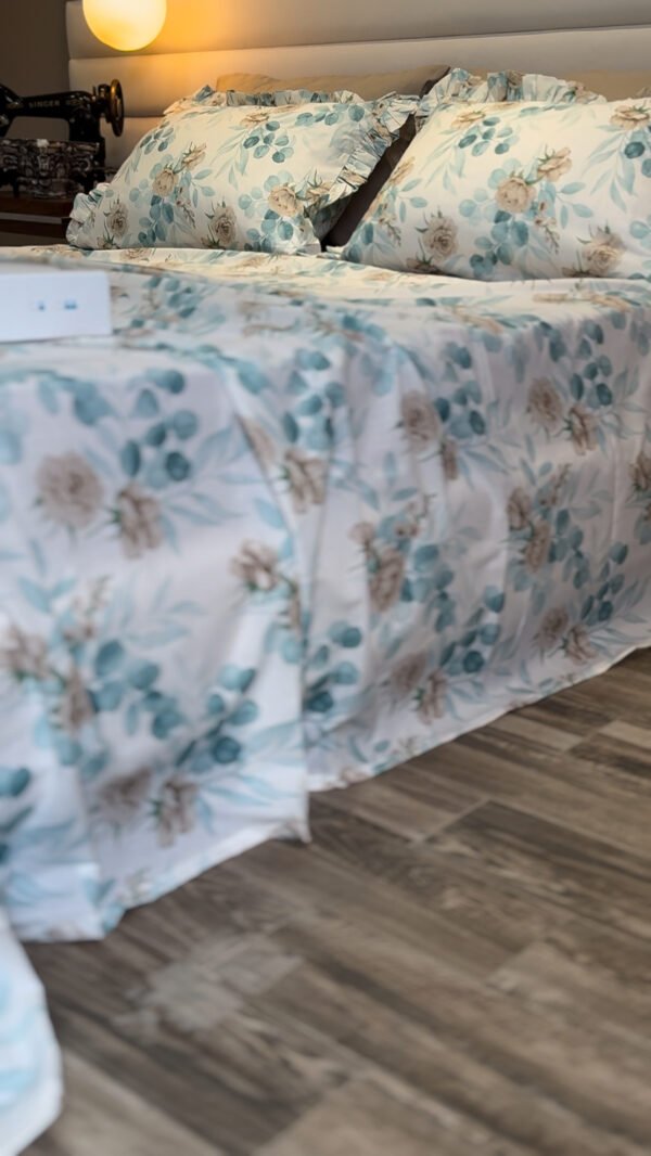 IMG_7774 Parure De Lit Taies à Volant – Fleurs Bleu Poudré & Beige