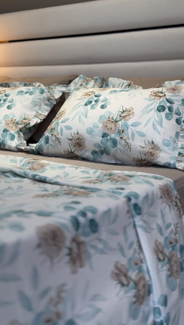 IMG_7775 Parure De Lit Taies à Volant – Fleurs Bleu Poudré & Beige