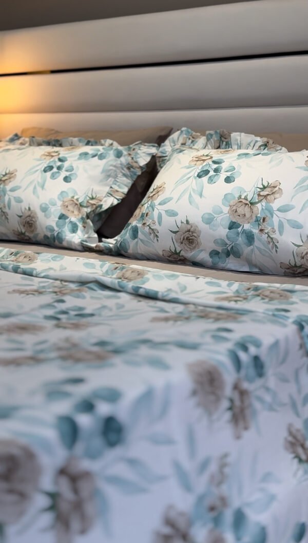 IMG_7776 Parure De Lit Taies à Volant – Fleurs Bleu Poudré & Beige