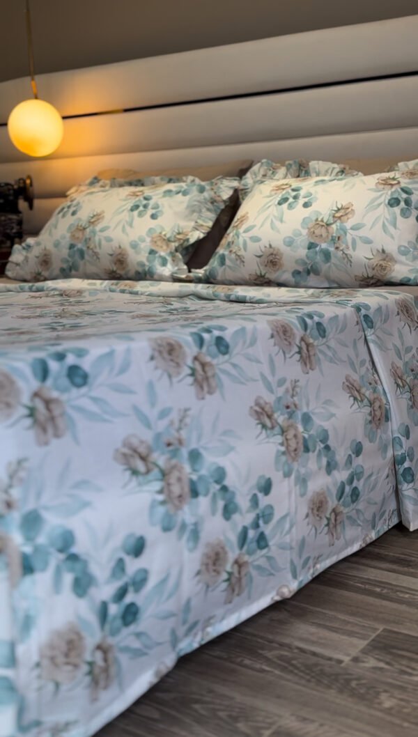 IMG_7777 Parure De Lit Taies à Volant – Fleurs Bleu Poudré & Beige