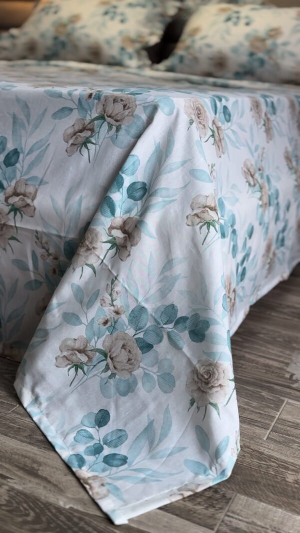 IMG_7778 Parure De Lit Taies à Volant – Fleurs Bleu Poudré & Beige