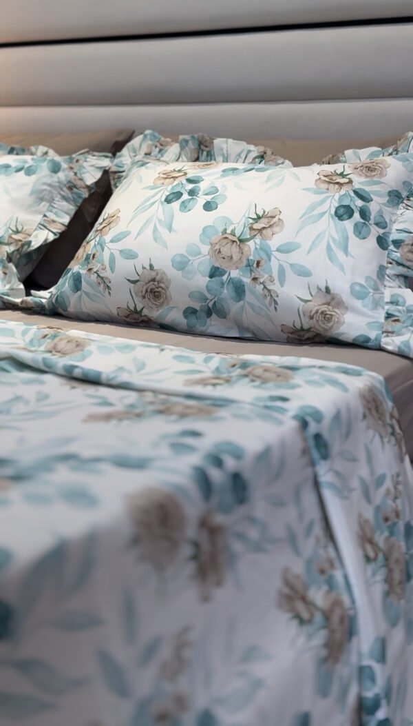 IMG_7780 Parure De Lit Taies à Volant – Fleurs Bleu Poudré & Beige