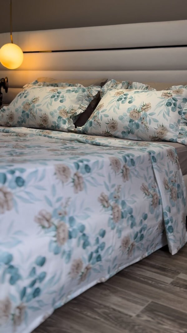 IMG_7781 Parure De Lit Taies à Volant – Fleurs Bleu Poudré & Beige