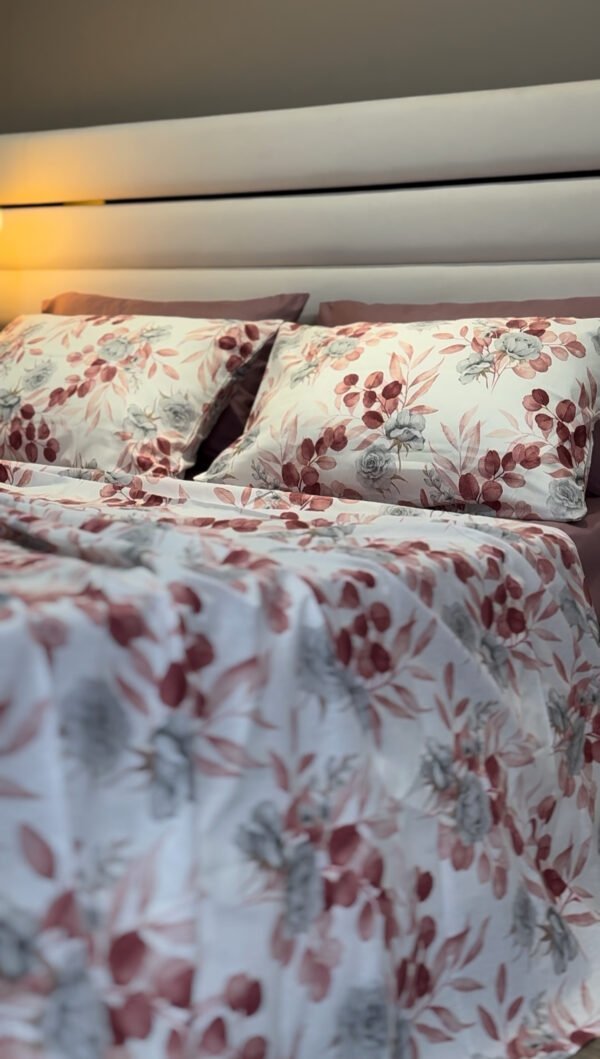 Parure de Lit Élégance Florale – Feuillage Burgundy & Gris