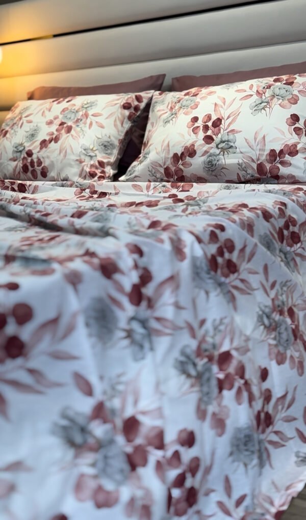 Parure de Lit Élégance Florale – Feuillage Burgundy & Gris
