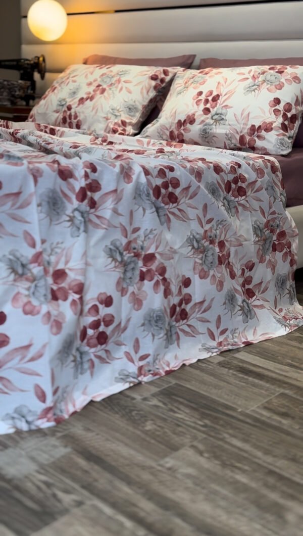 Parure de Lit Élégance Florale – Feuillage Burgundy & Gris