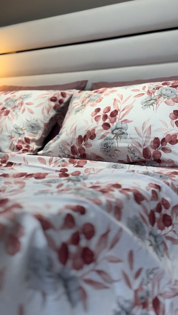 Parure de Lit Élégance Florale – Feuillage Burgundy & Gris