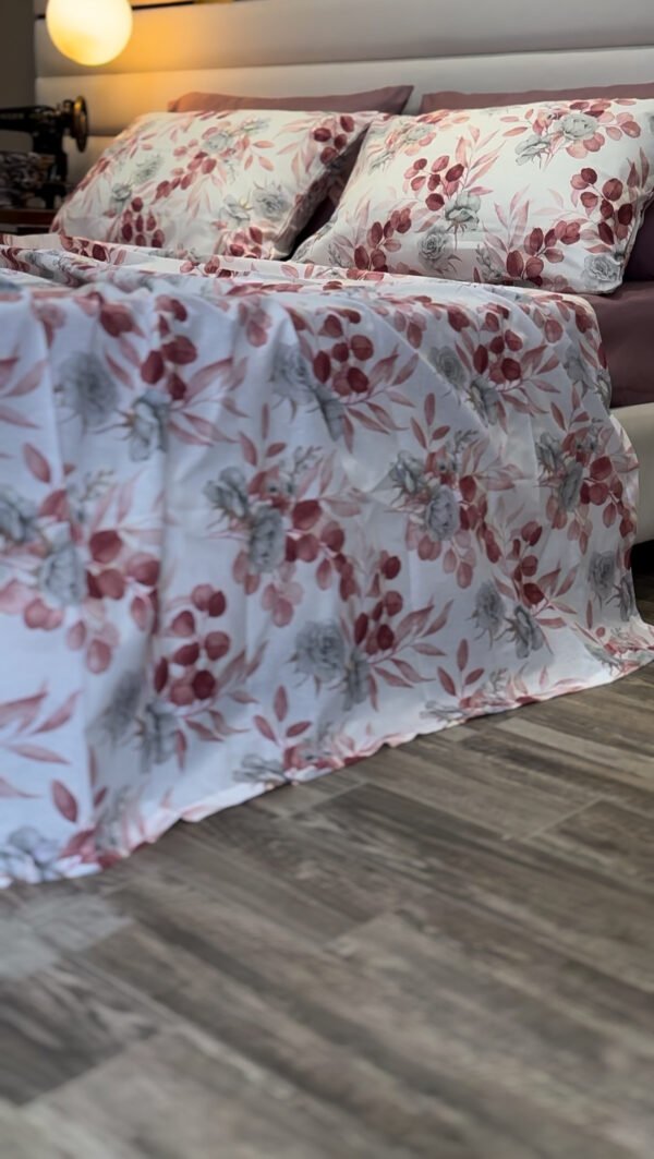 Parure de Lit Élégance Florale – Feuillage Burgundy & Gris
