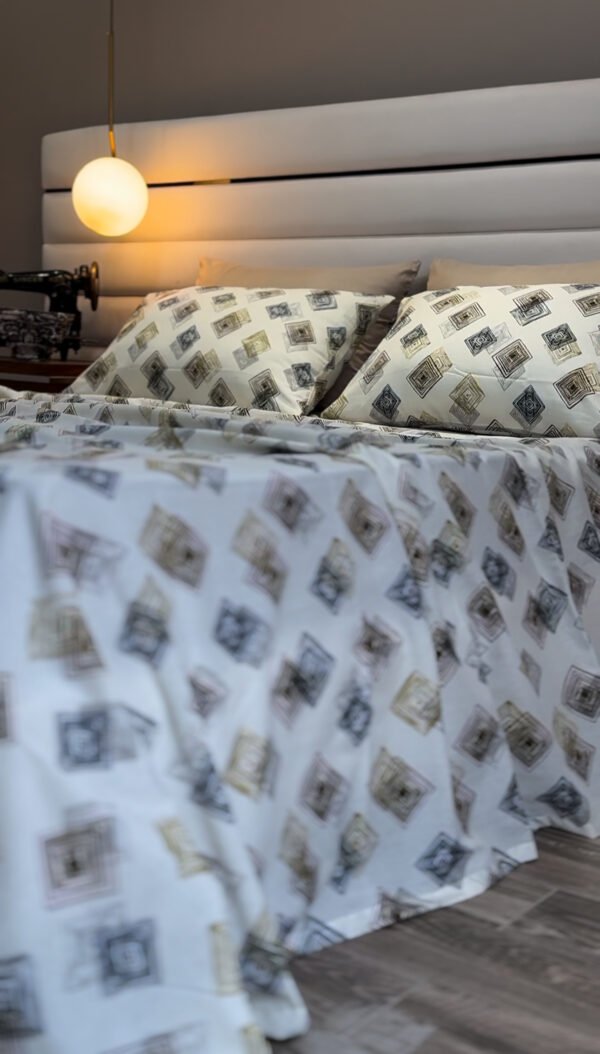 Parure de Lit Géométrie Élégante –  Or & Noir Contemporain