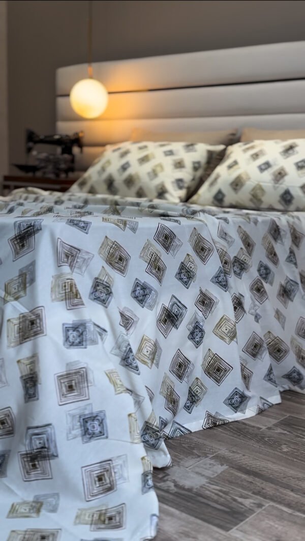 Parure de Lit Géométrie Élégante –  Or & Noir Contemporain