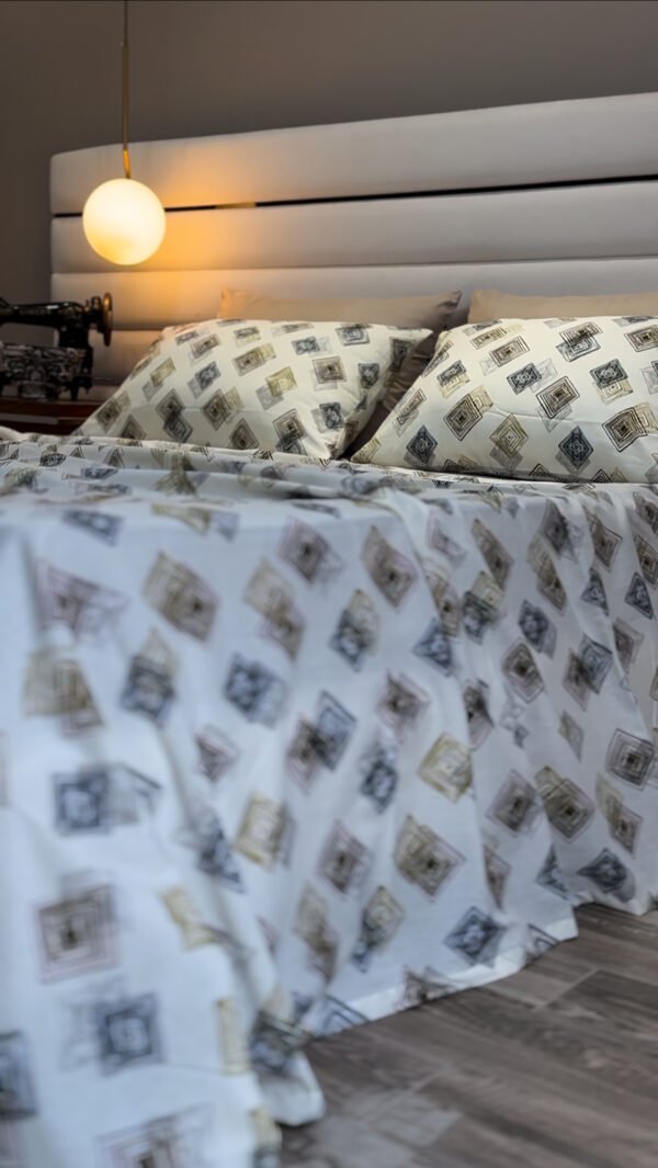 Parure de Lit Géométrie Élégante –  Or & Noir Contemporain