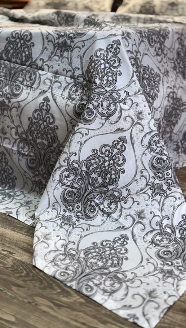 Parure de Lit Élégance Baroque – Gris Perle & Blanc