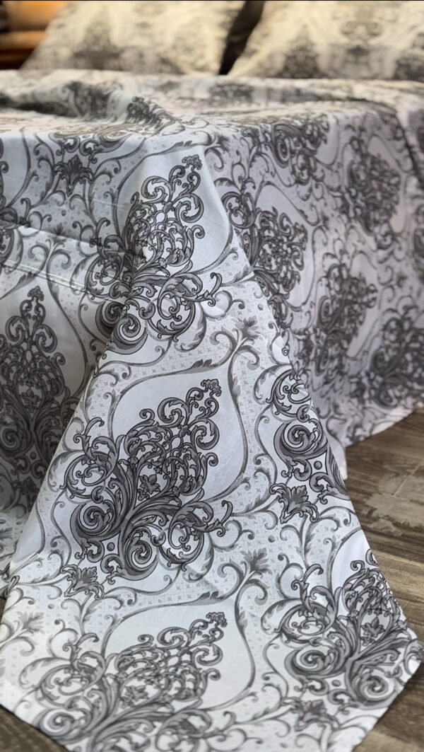 Parure de Lit Élégance Baroque – Gris Perle & Blanc
