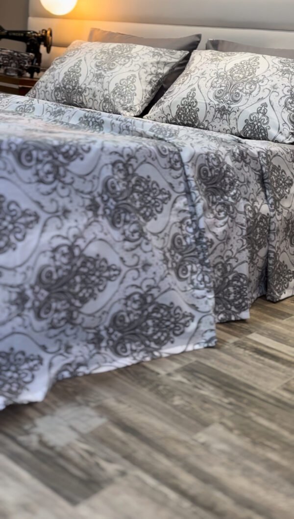 Parure de Lit Élégance Baroque – Gris Perle & Blanc