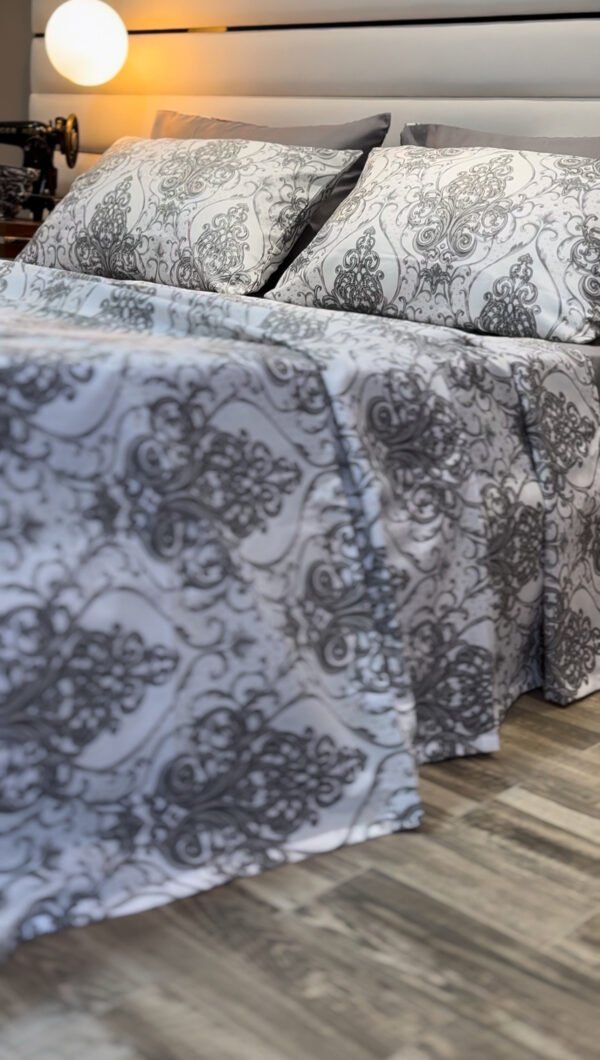 Parure de Lit Élégance Baroque – Gris Perle & Blanc