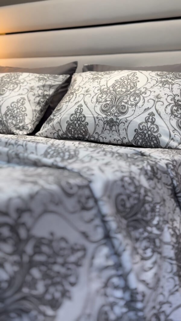 Parure de Lit Élégance Baroque – Gris Perle & Blanc