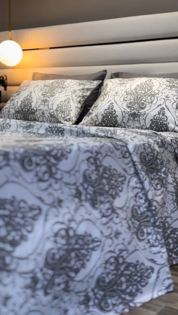 Parure de Lit Élégance Baroque – Gris Perle & Blanc