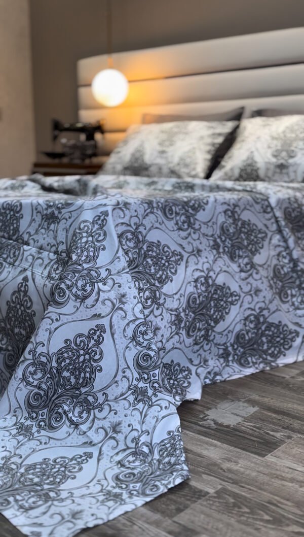 Parure de Lit Élégance Baroque – Gris Perle & Blanc