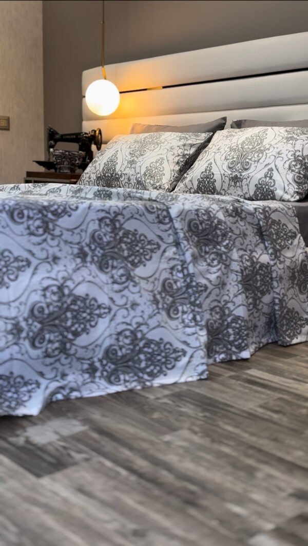 Parure de Lit Élégance Baroque – Gris Perle & Blanc