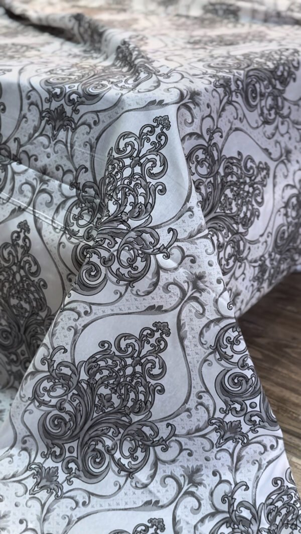 Parure de Lit Élégance Baroque – Gris Perle & Blanc