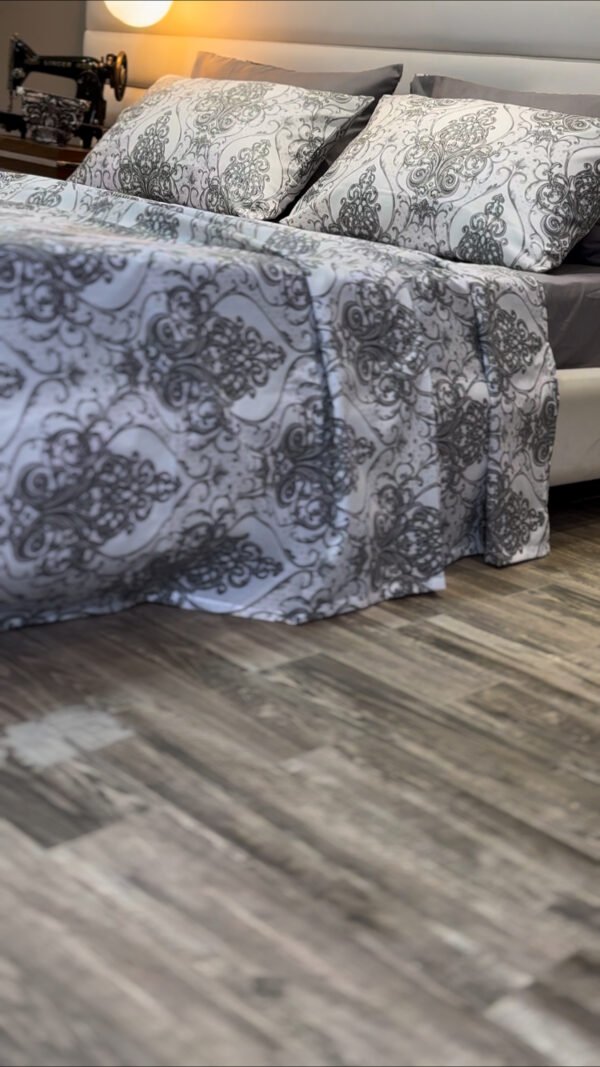 Parure de Lit Élégance Baroque – Gris Perle & Blanc