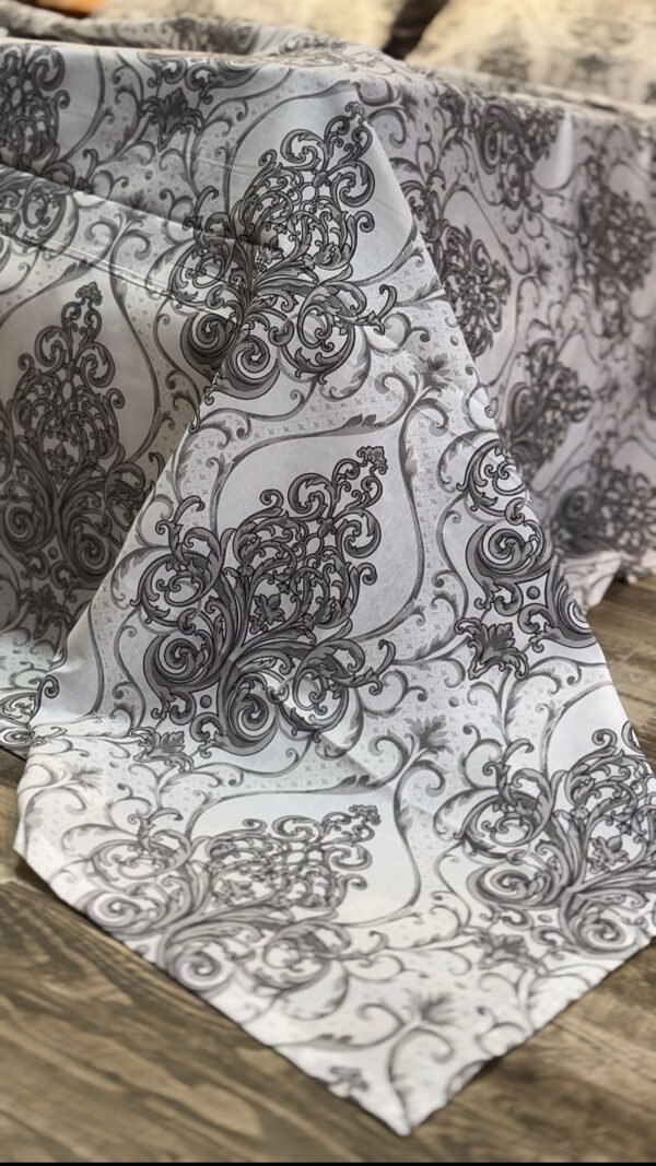 Parure de Lit Élégance Baroque – Gris Perle & Blanc