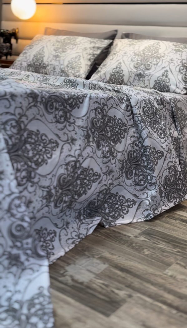 Parure de Lit Élégance Baroque – Gris Perle & Blanc