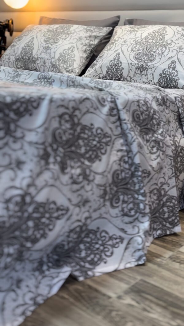 Parure de Lit Élégance Baroque – Gris Perle & Blanc