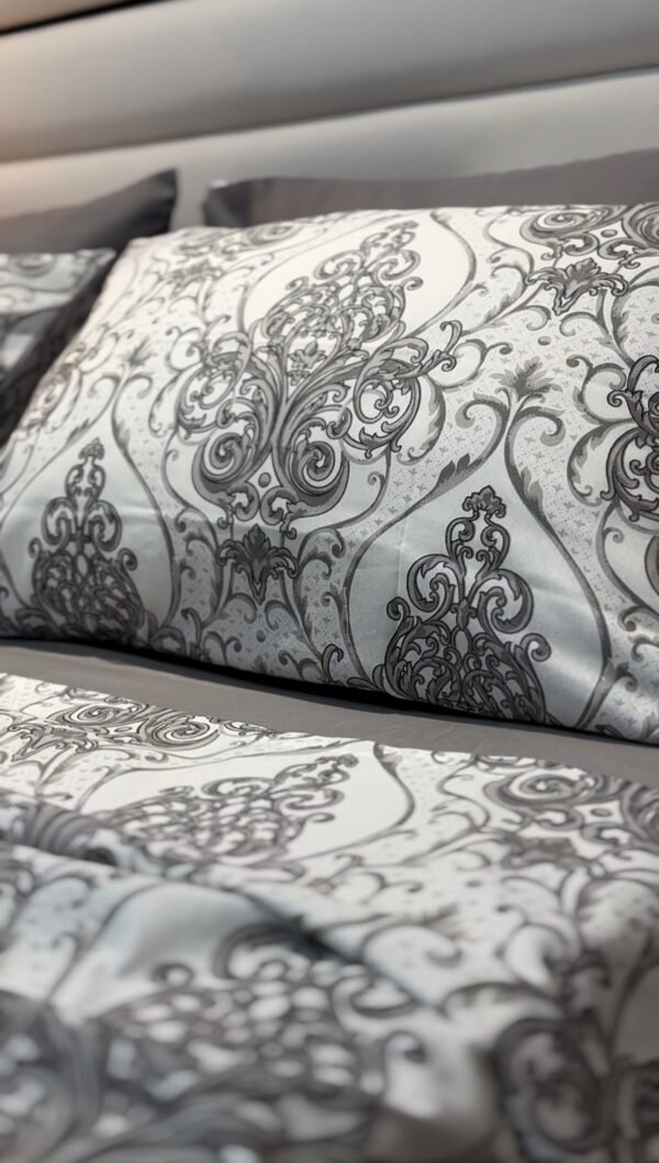 Parure de Lit Élégance Baroque – Gris Perle & Blanc