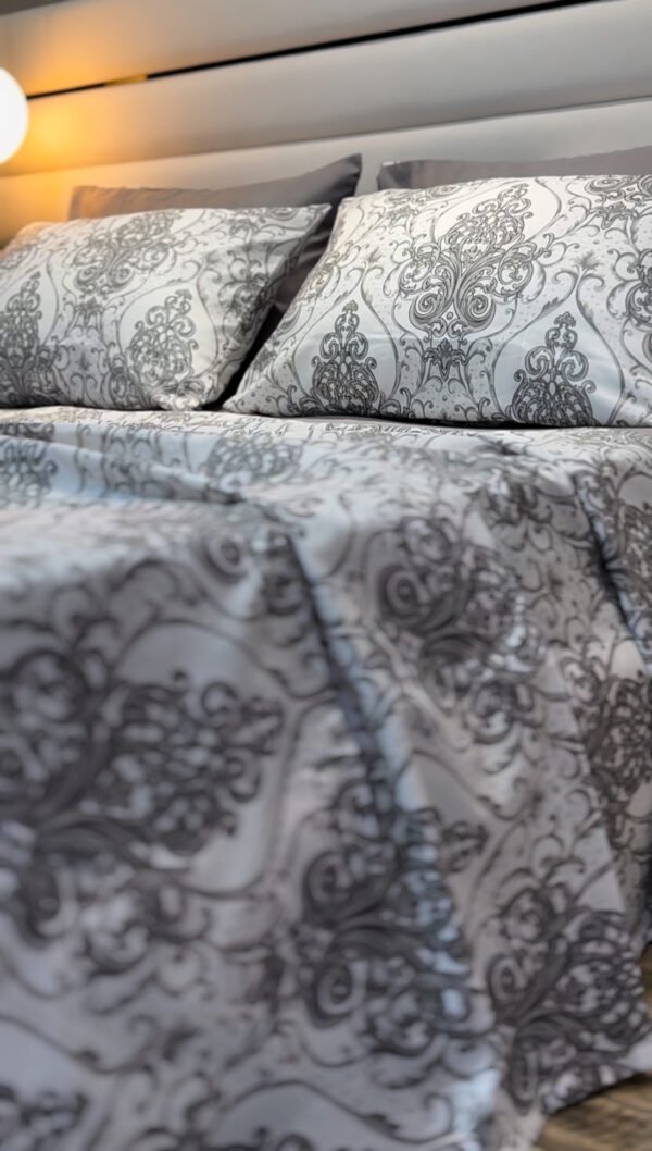 Parure de Lit Élégance Baroque – Gris Perle & Blanc