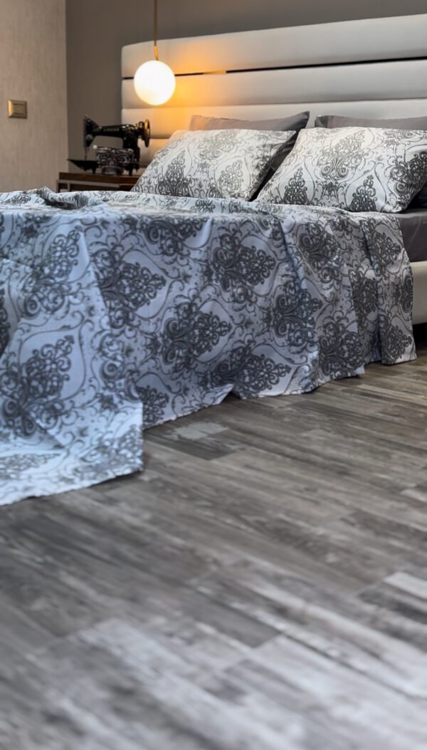 Parure de Lit Élégance Baroque – Gris Perle & Blanc