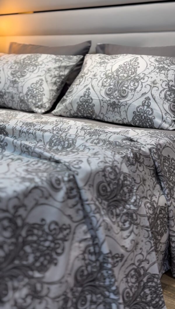 Parure de Lit Élégance Baroque – Gris Perle & Blanc