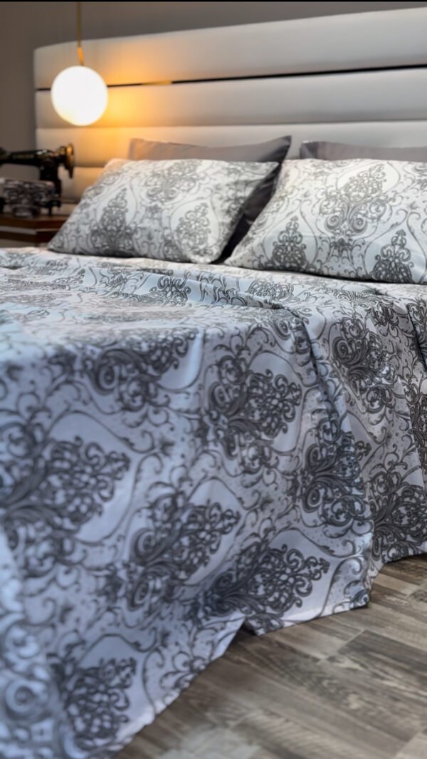Parure de Lit Élégance Baroque – Gris Perle & Blanc