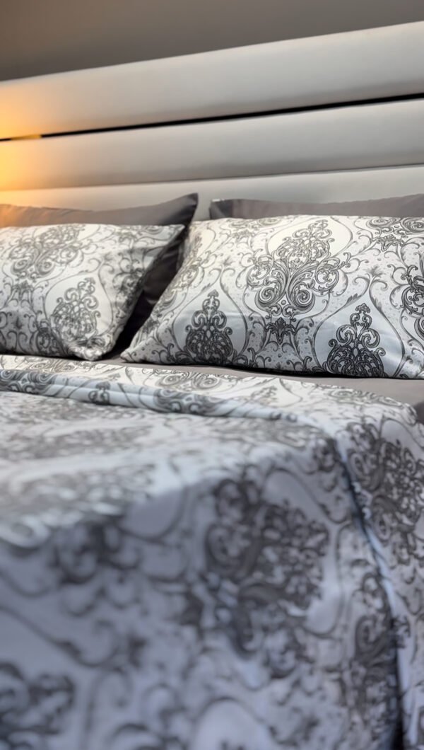 Parure de Lit Élégance Baroque – Gris Perle & Blanc